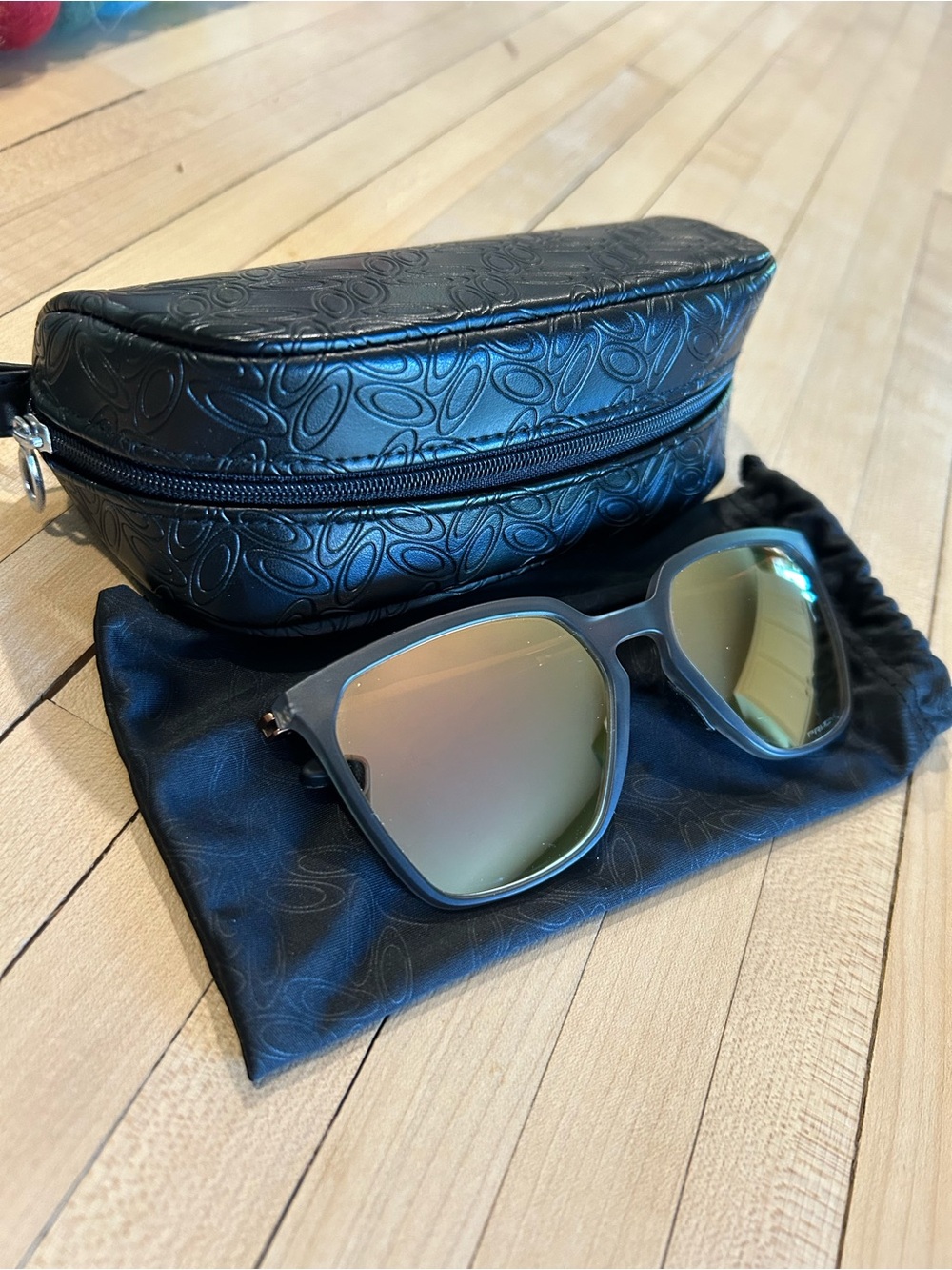 Oakley Sielo SQ, Polarized Sunglasses with Black Case